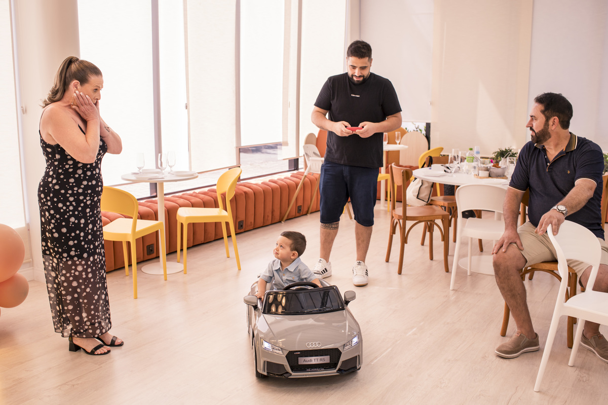 Festa de aniversário infantil, criança andando no espaço, em meio aos convidados