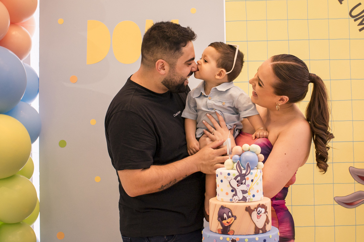 Festa de aniversário infantil, bebê mordendo nariz do pai