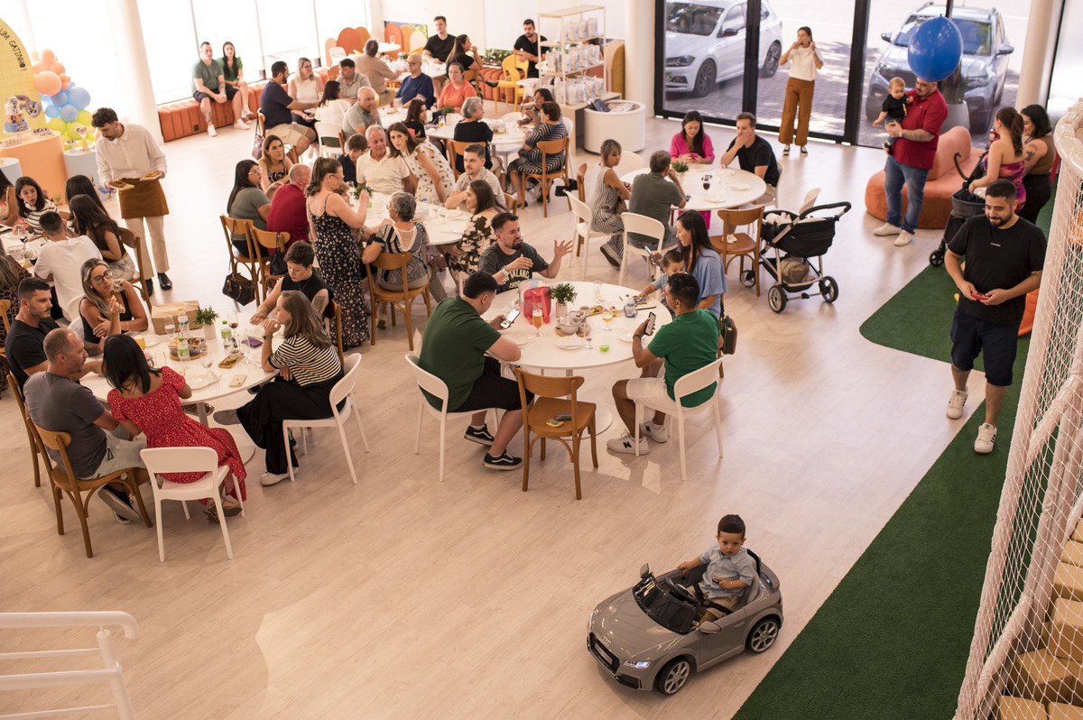 Festa de aniversário infantil, panorama do espaço da Conká Festas - criança em seu carro elétrico