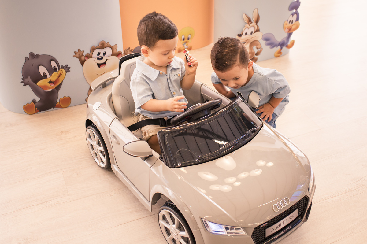 Festa infantil, crianças encantadas com carrinho elétrico