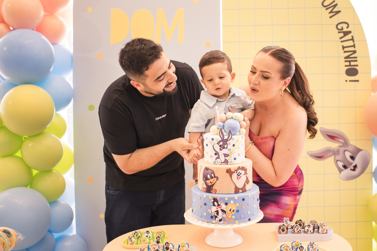 Festa de aniversário infantil
decoração looney tunes baby
hora de assoprar a velinha