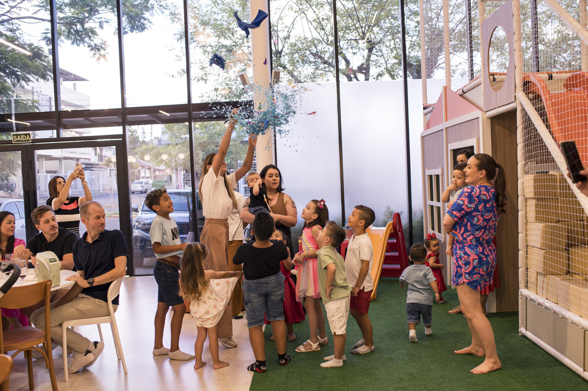 Festa de aniversário infantil, estourando o balão surpresa
