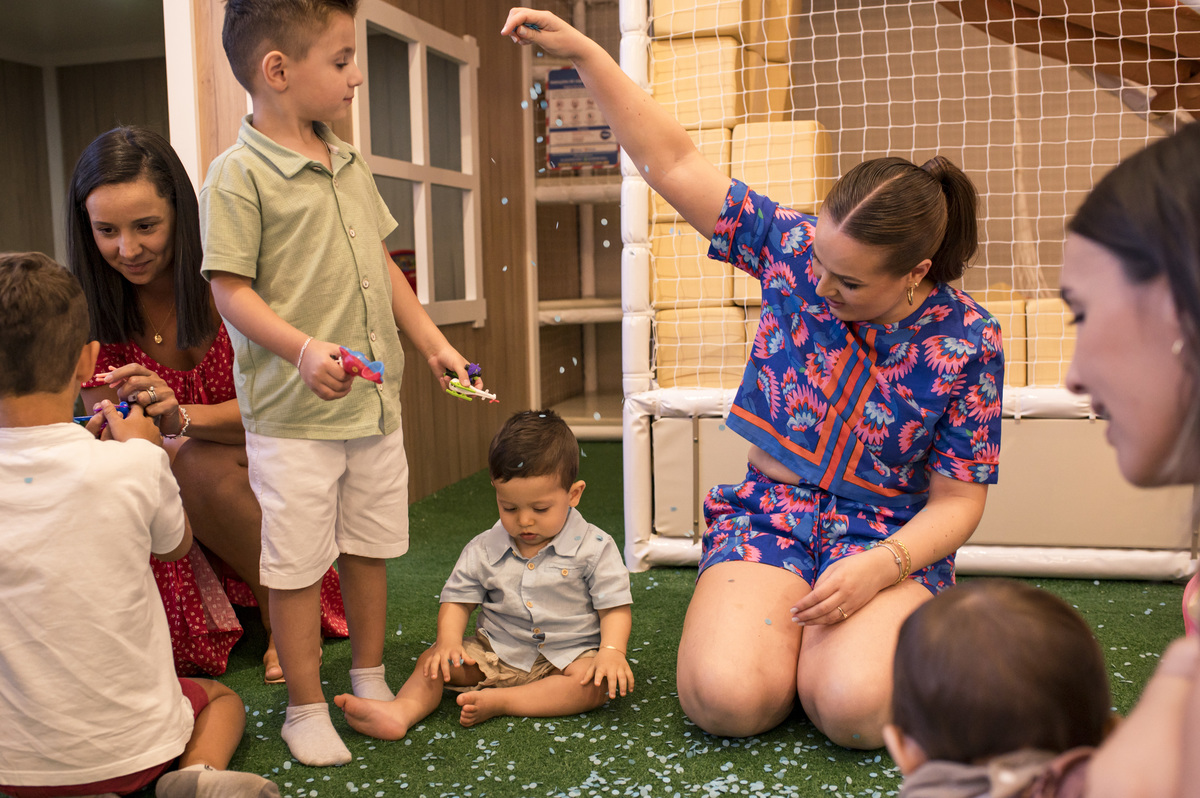 Festa de aniversário infantil, pegando os brinquedos no balão surpresa