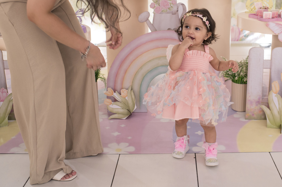 Festa de aniversário infantil, decoração borboletas, criança caminhando com vestido lindo e sapato estiloso