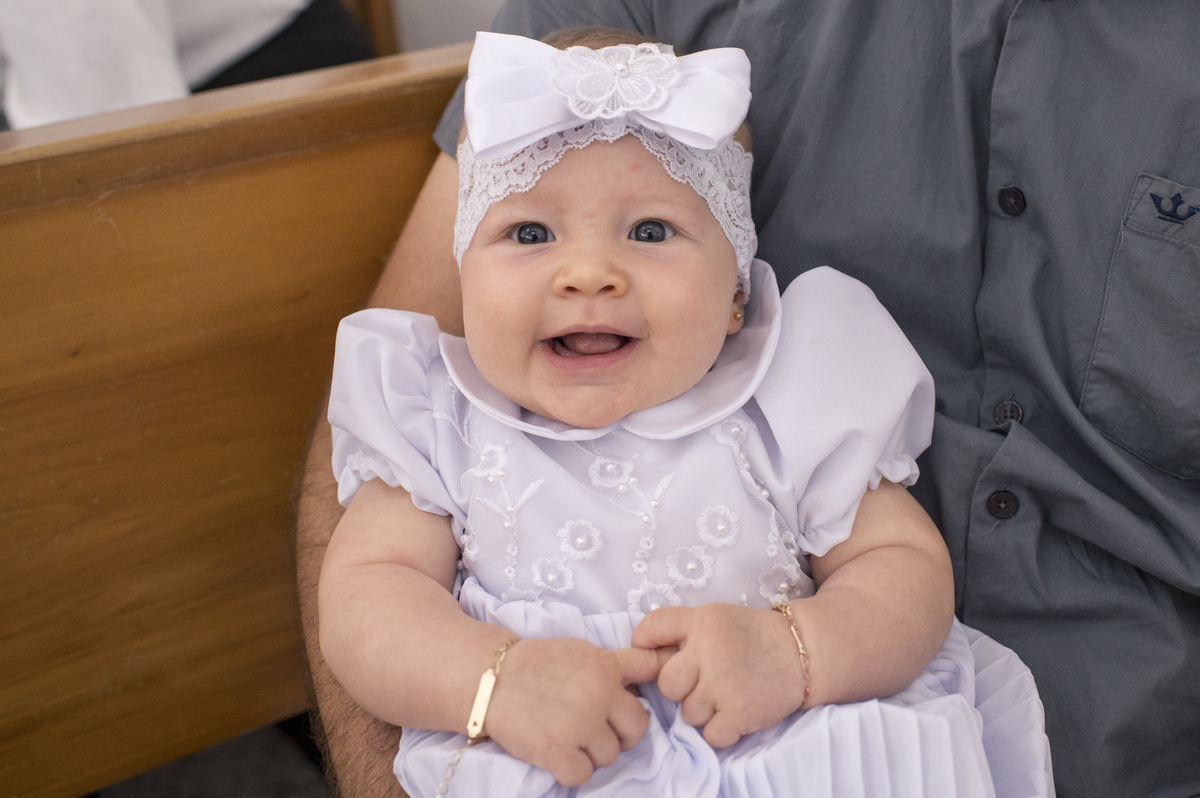criança em seu batizado