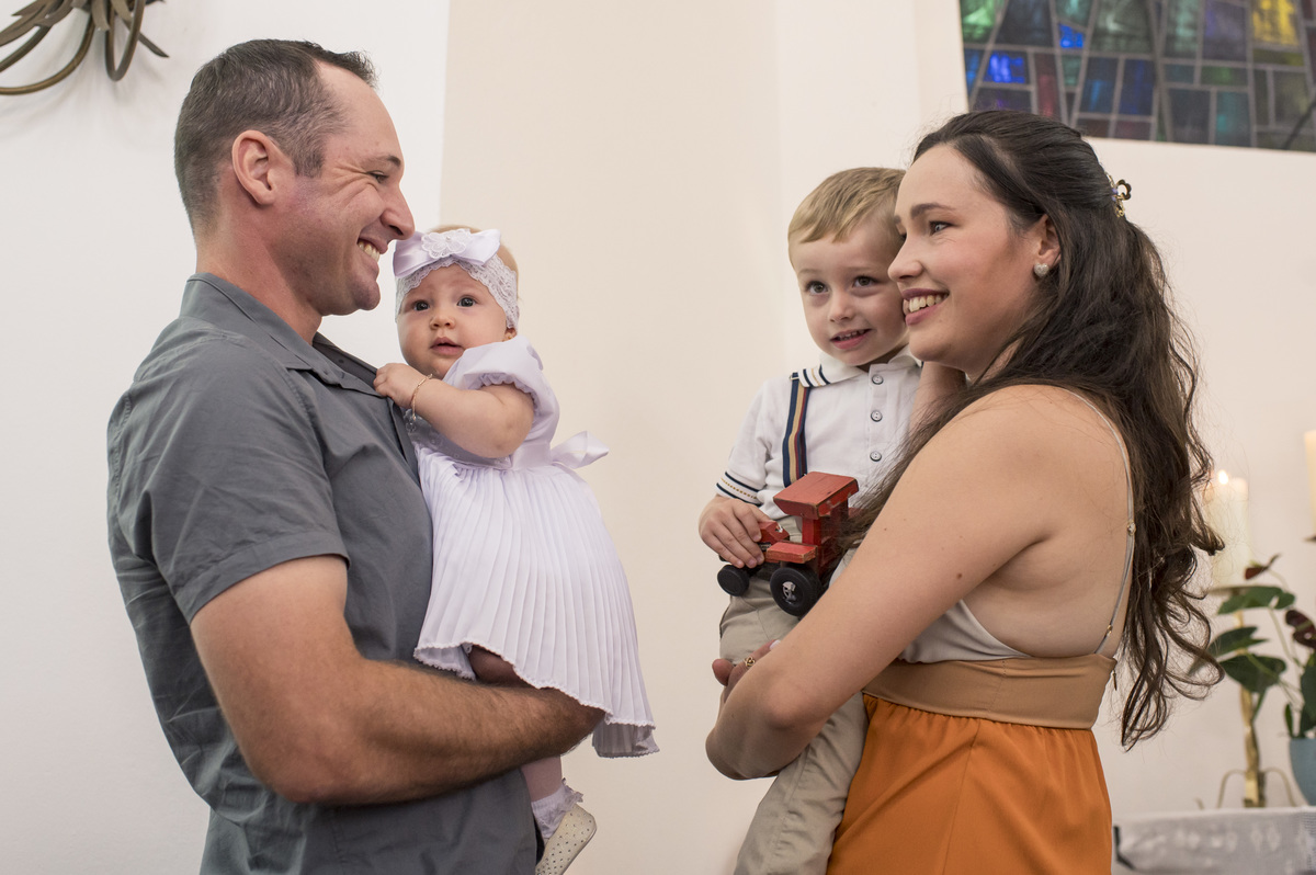 família aguardando a hora do batizado