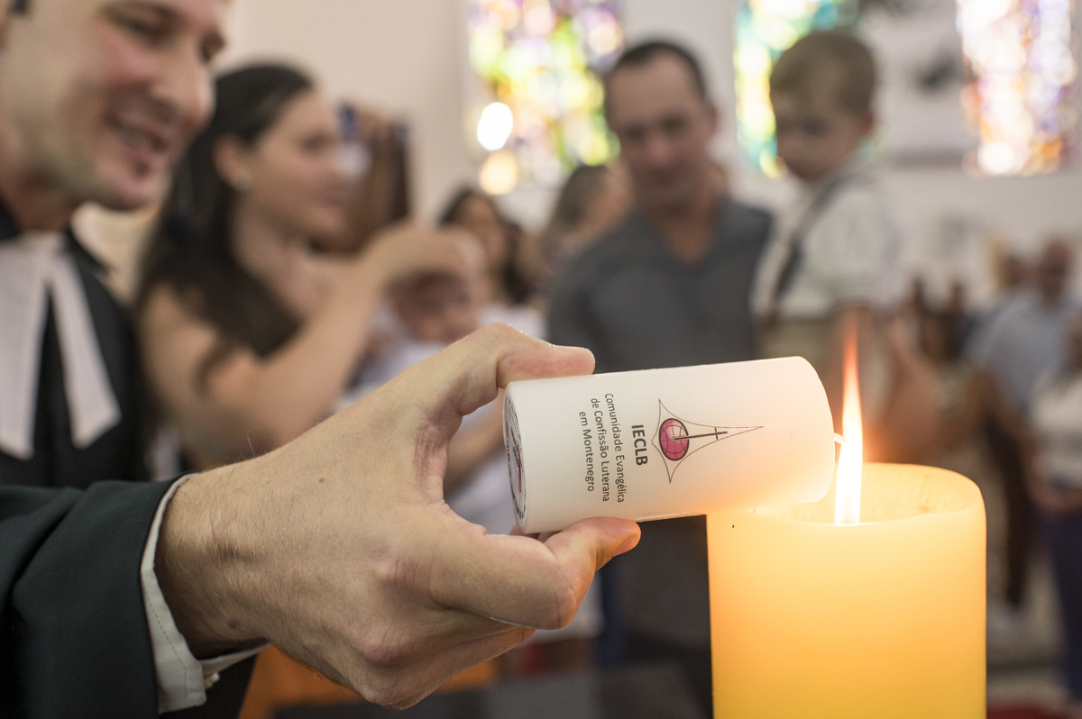hora do batizado na igreja luterana em Montenegro - RS - acendendo uma vela batismal
