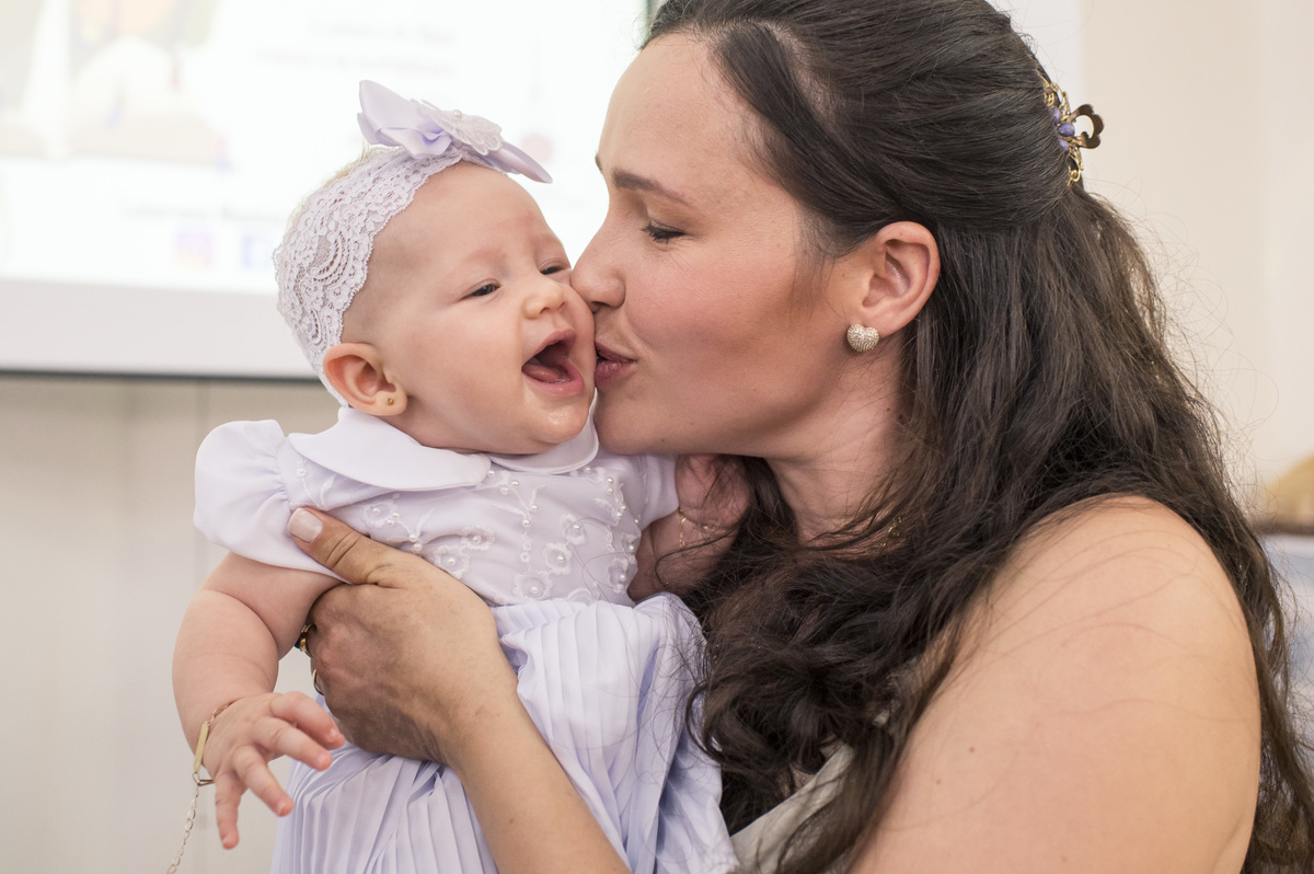 criança ganhando beijinho da mãe 