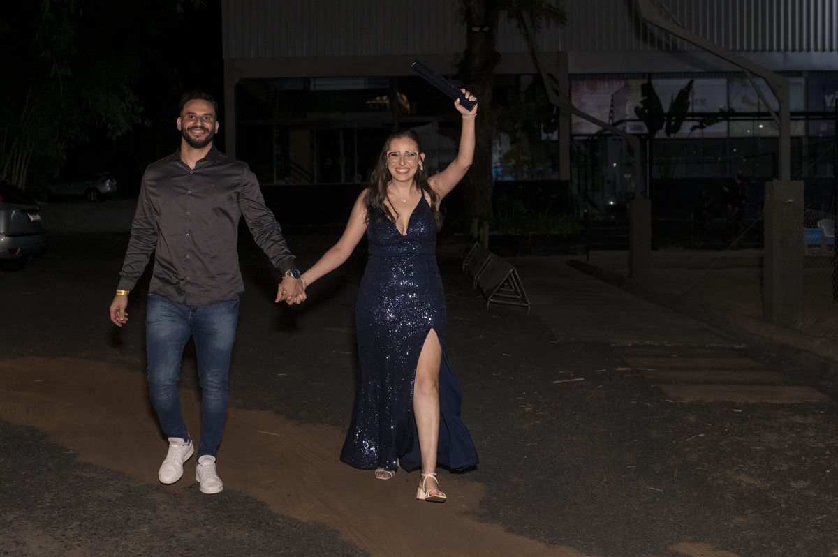 Formanda de psicologia chegando à sua festa de formatura