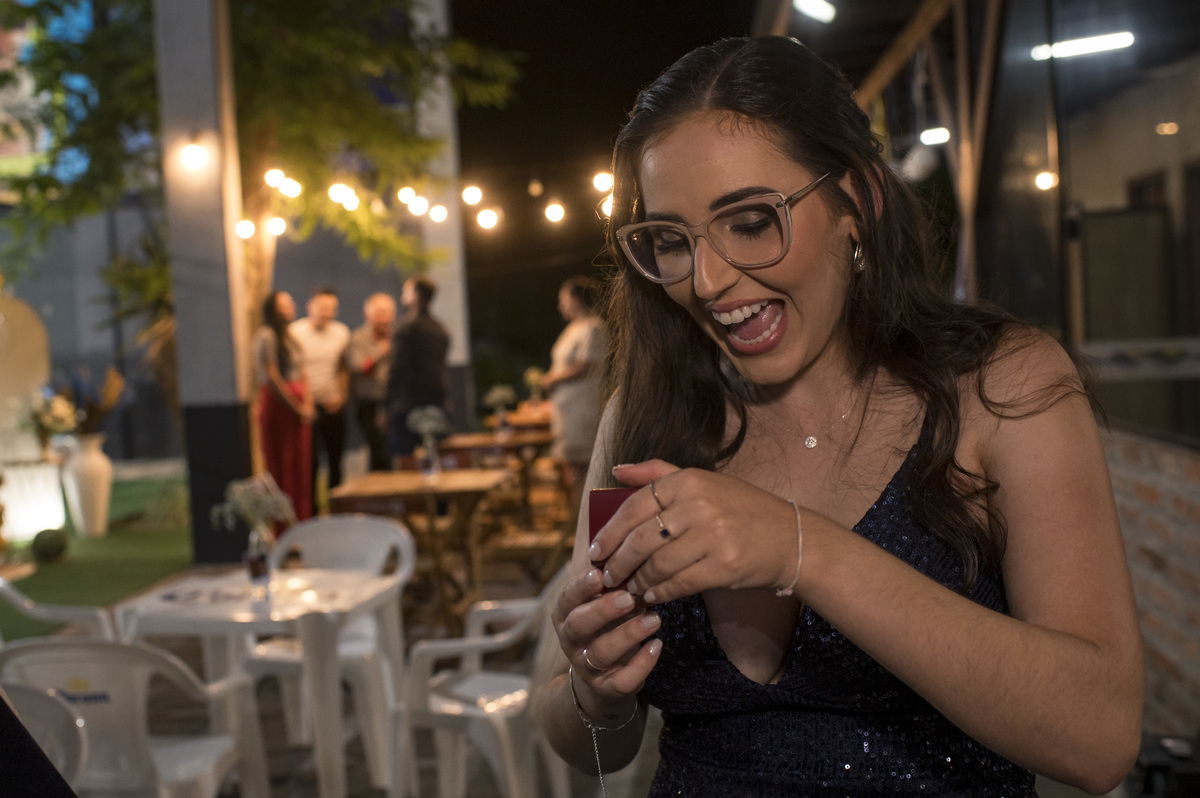 surpresa com o presente na festa de formatura