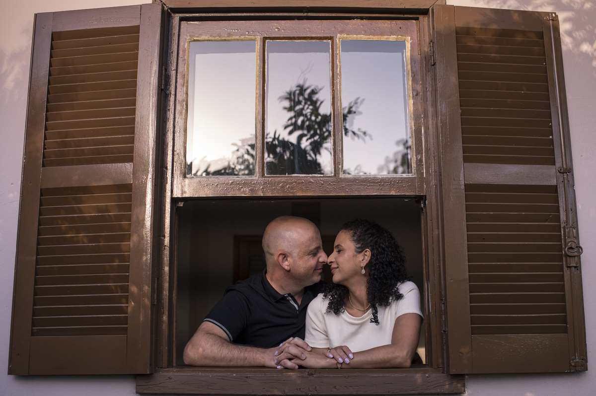 chá de bebê, foto do papai e mamãe namorando na janela