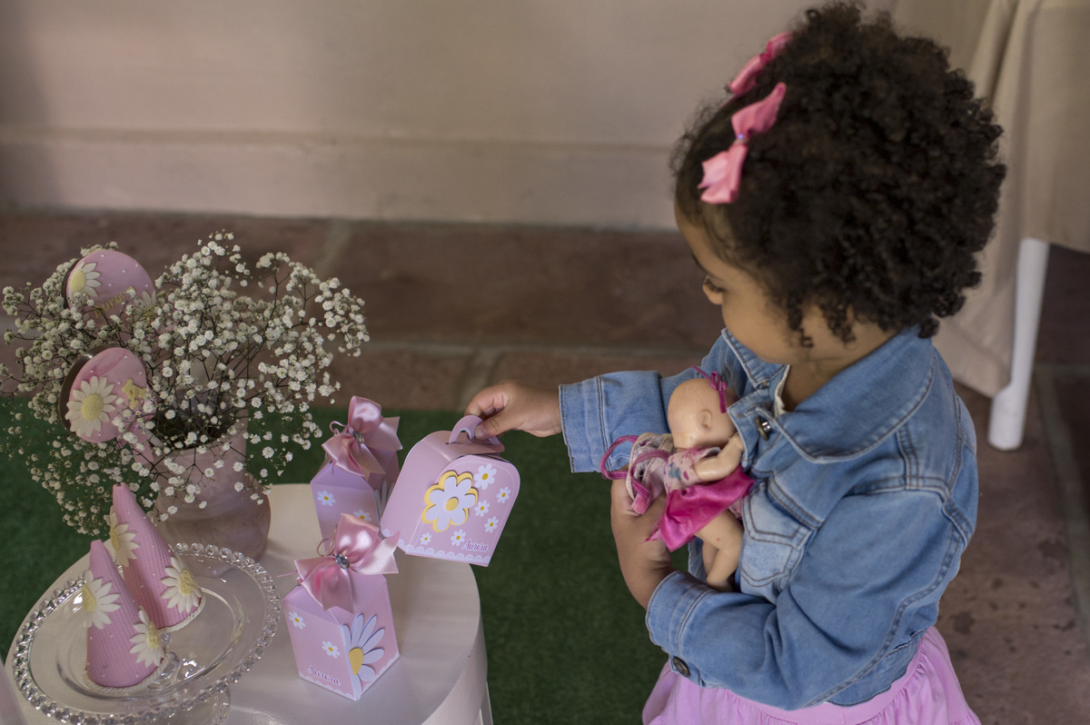 chá de bebê, criança mexendo na decoração