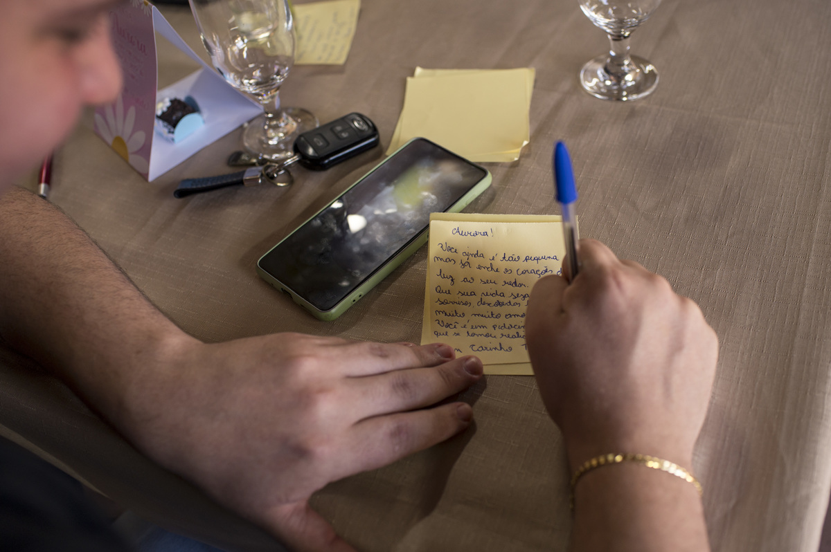 chá de bebê, convidados escrevem recadinhos para Aurora