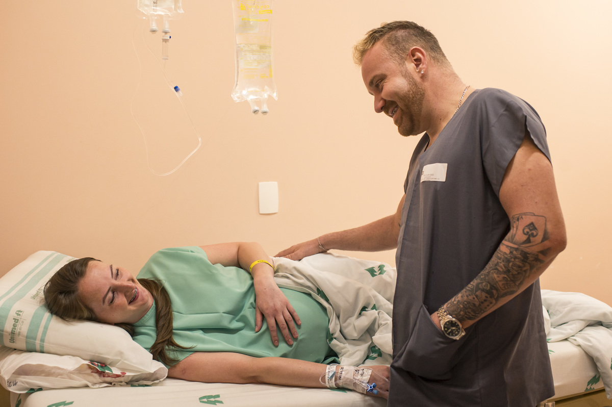 casal feliz momentos antes do parto