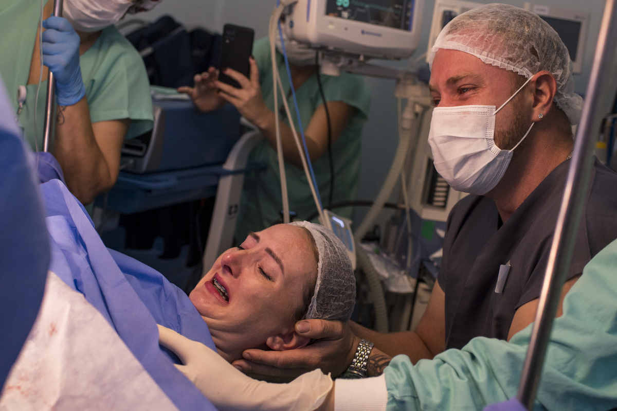 papai e mamãe emocionados ao ver o bebê pela primeira vez após o parto