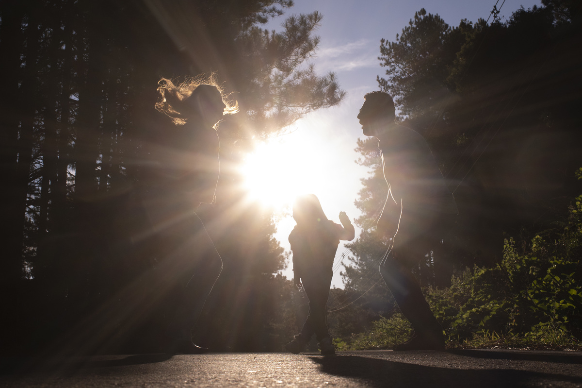 Ensaio externo de família com a luz do sol do fim de tarde