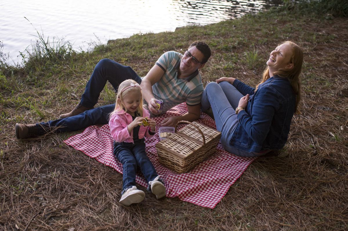 Ensaio externo de família com piquenique - fotógrafa Claudia Wallauer 