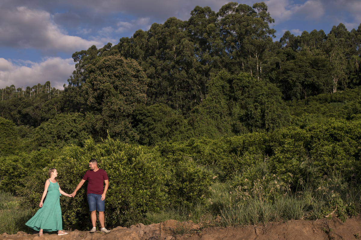 Ensaio de gestante, foto do casal de longe, no interior de Montenegro - RS - fotógrafa Claudia Wallauer