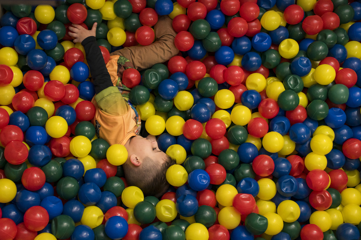 festa infantil. crianças brincando na piscina de bolinhas