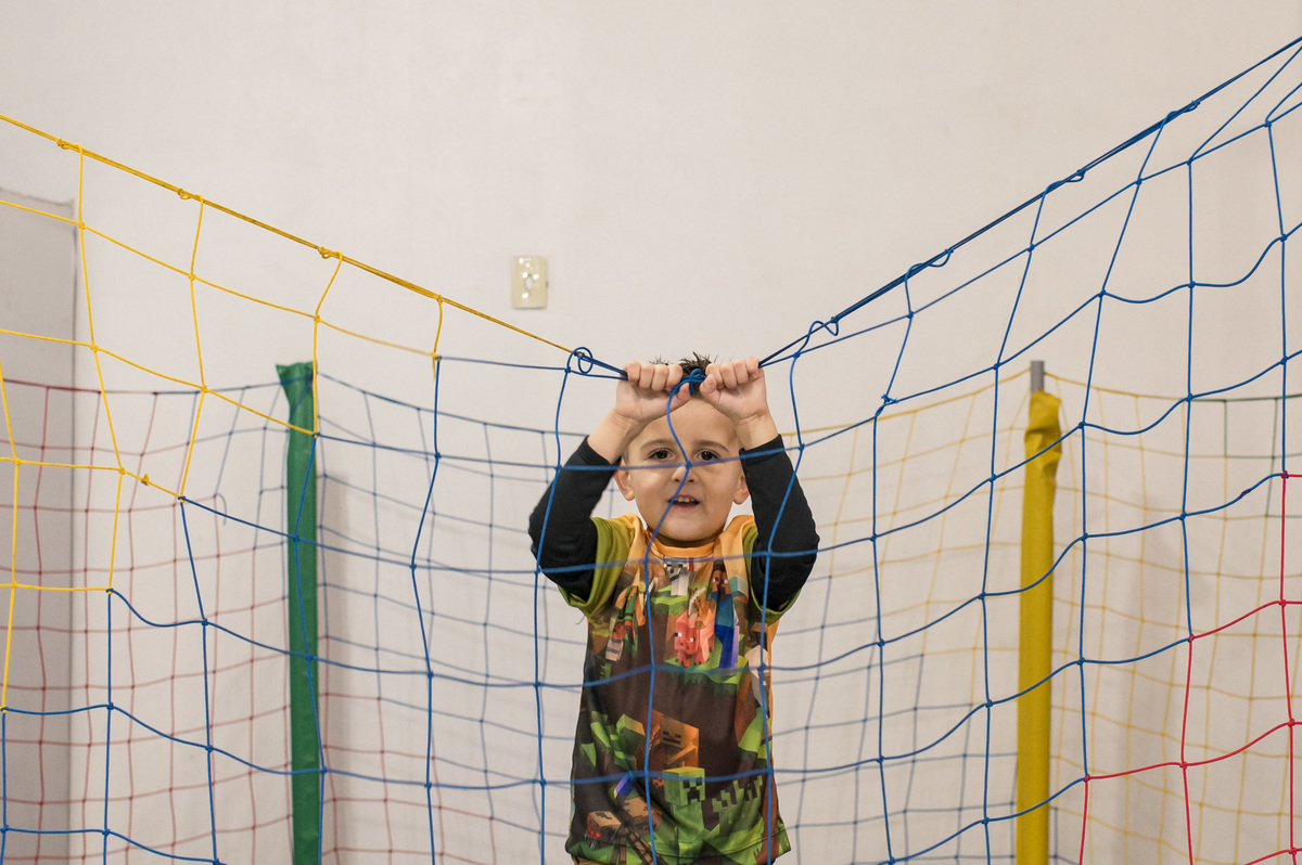 festa infantil, criança brincando na cama elástica