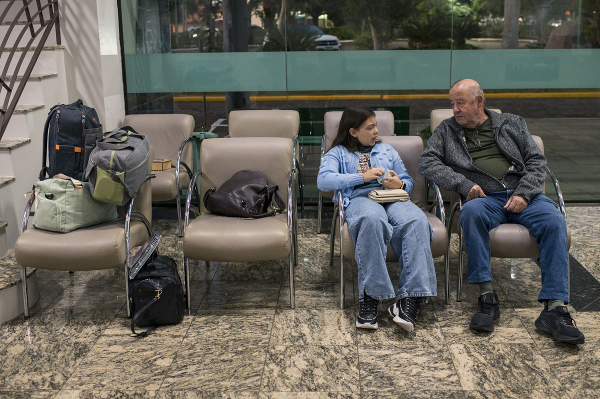 documental de parto, irmã e vô na recepção do hospital