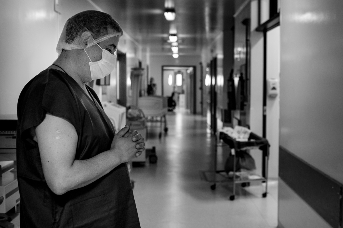 documental de parto, pai aguardando a hora do parto