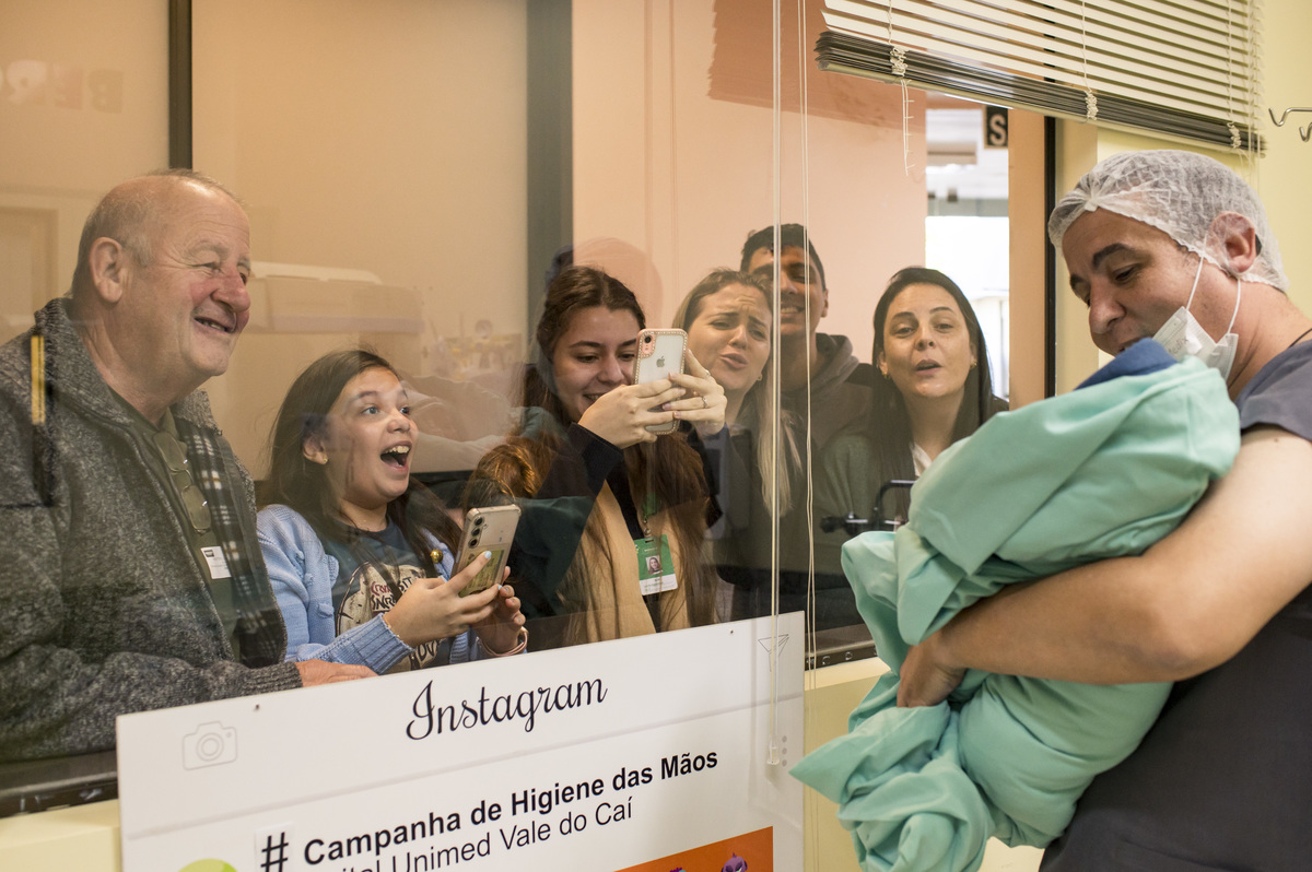 documental de parto, família conhecendo o bebê