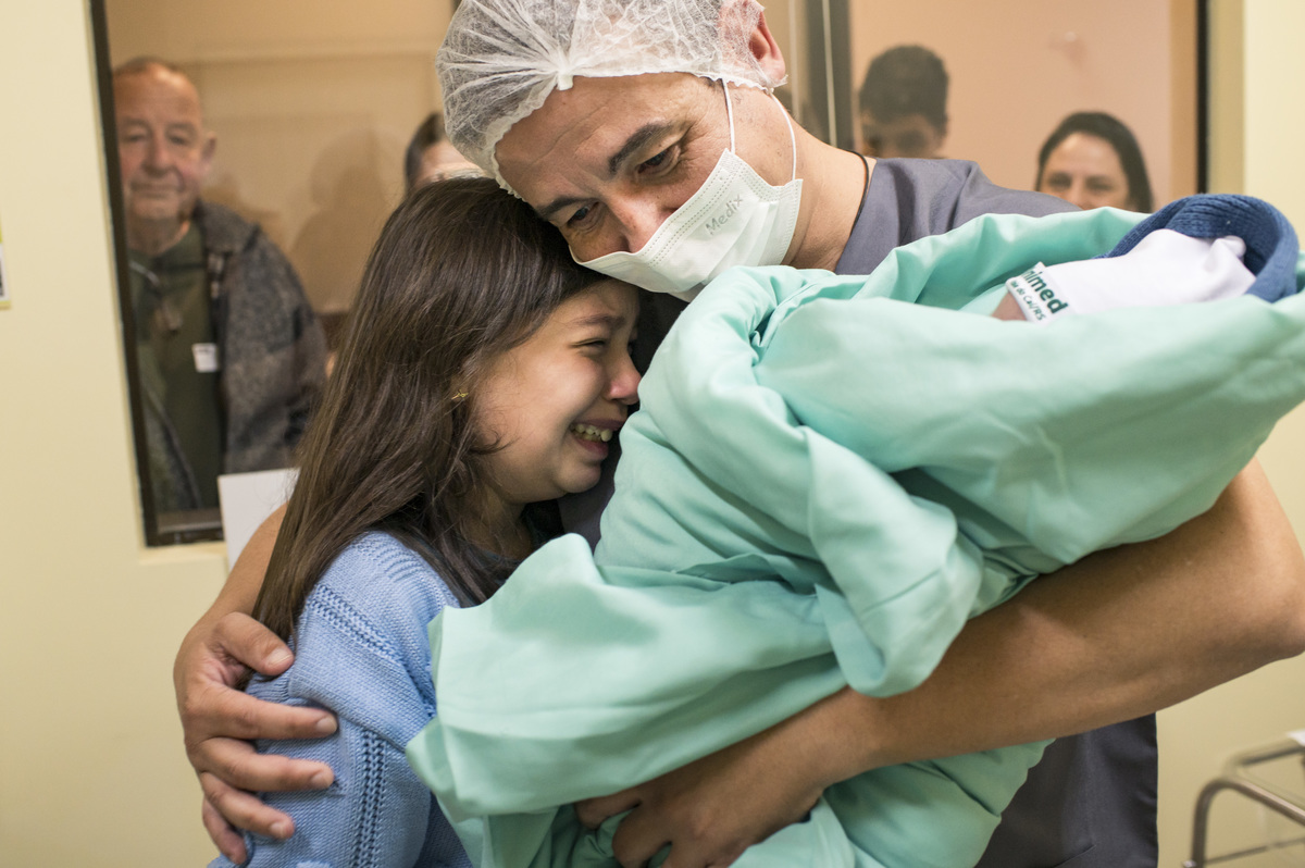 documental de parto, irmã mais velha emocionada em conhecer o bebê