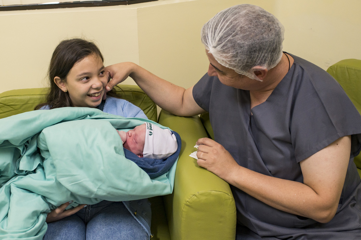 documental de parto, primeiro colo da irmã mais velha para o bebê