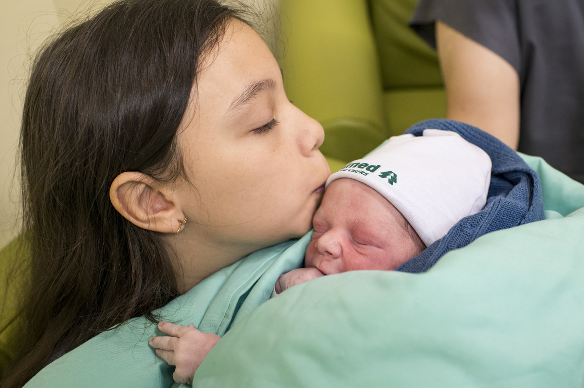 documental de parto, irmã mais velha beijando o irmão