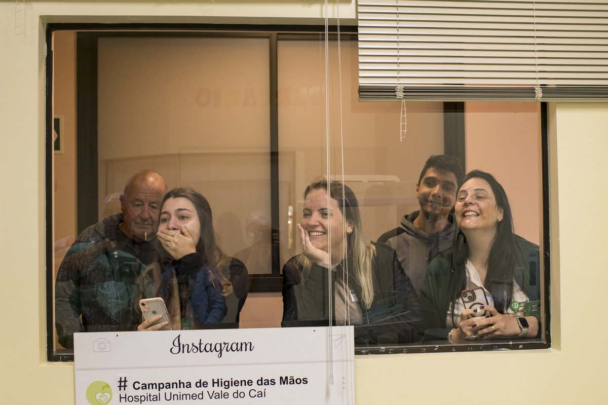 documental de parto, família emocionada com irmãos