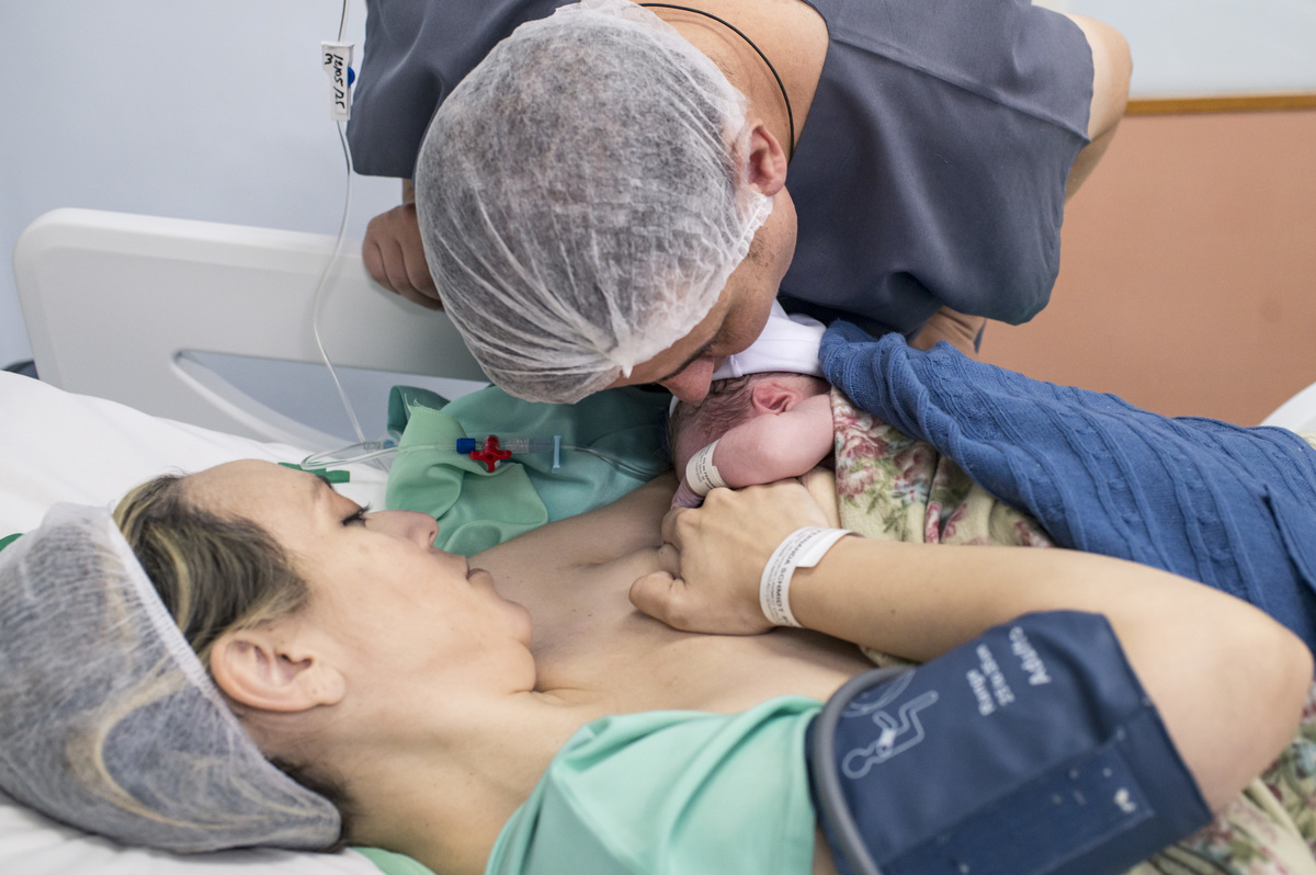 documental de parto, bebê mamando pela primeira vez