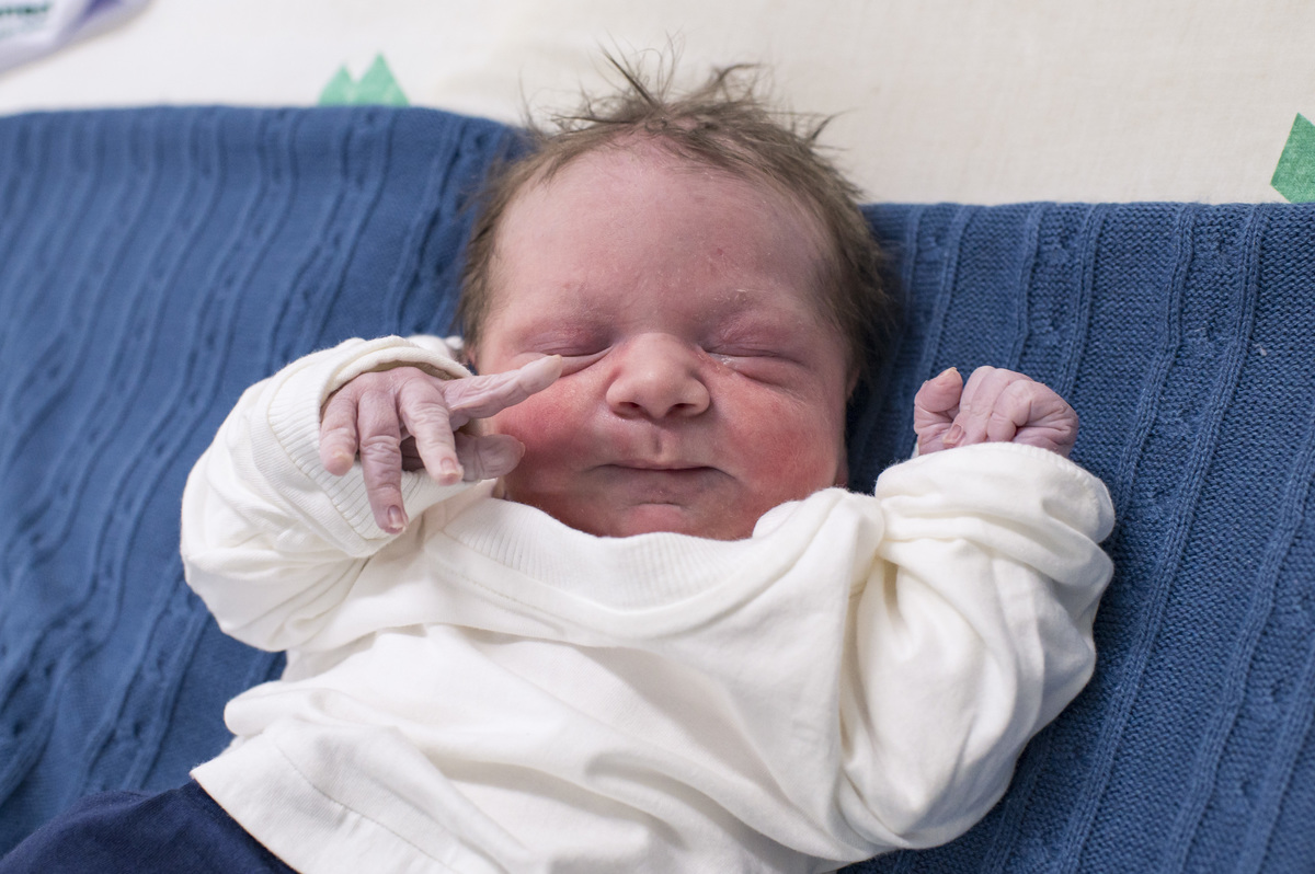 documental de parto, bebê com a primeira roupinha