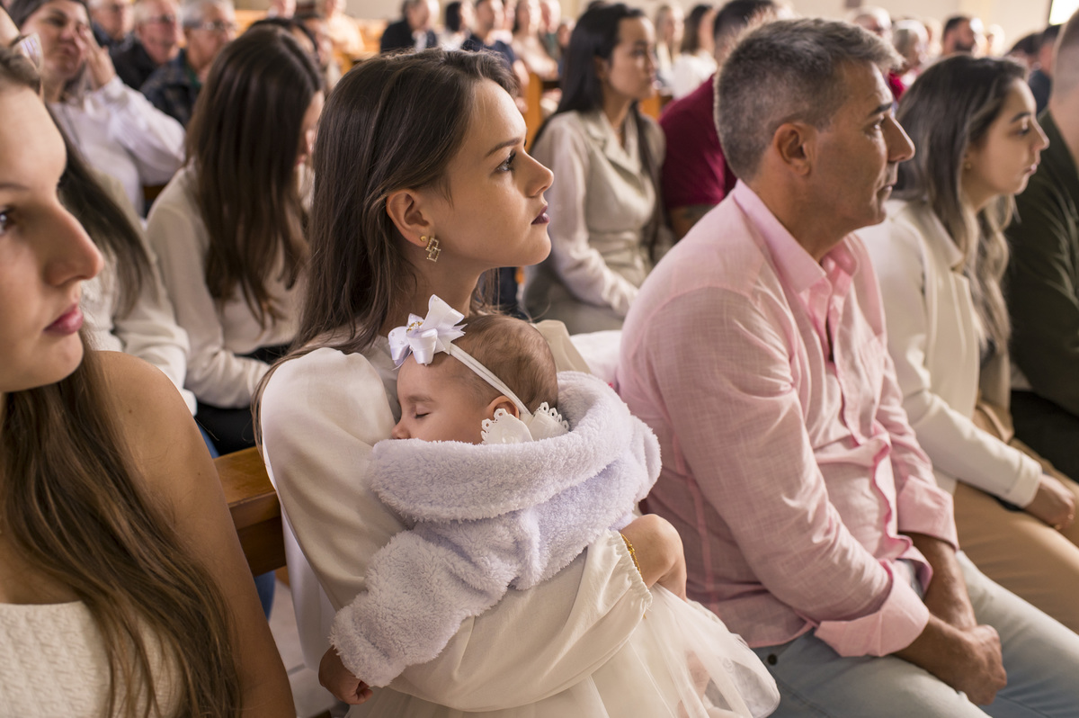 foto de batizado, criança dormindo no colo da mãe fotógrafa Claudia Wallauer