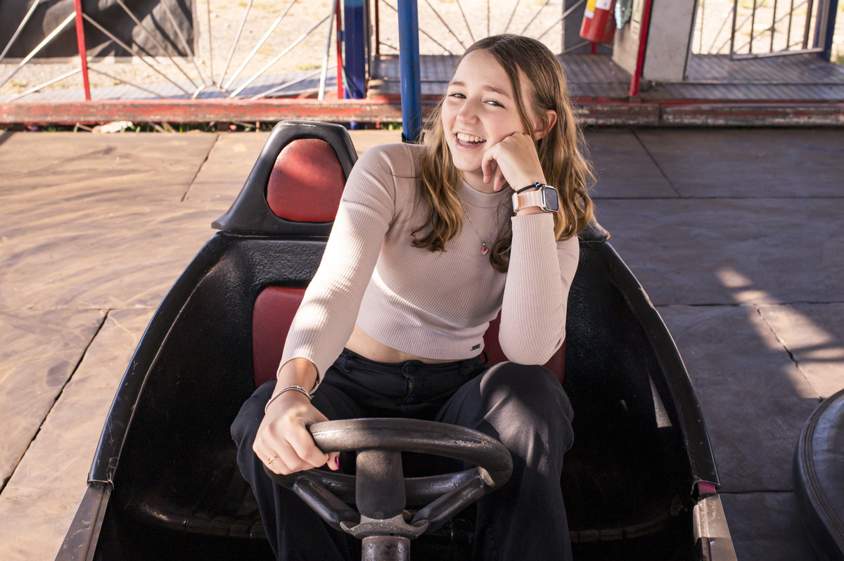 Ensaio pré 15 no parque centenário em Montenegro - foto no carrinho de choque