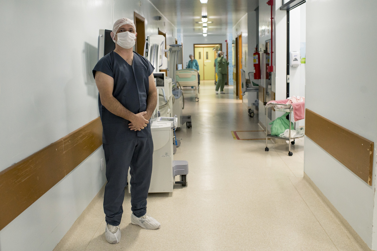  documental de parto, pai aguardando a hora do parto, hospital unimed vale do caí, fotógrafa Claudia Wallauer