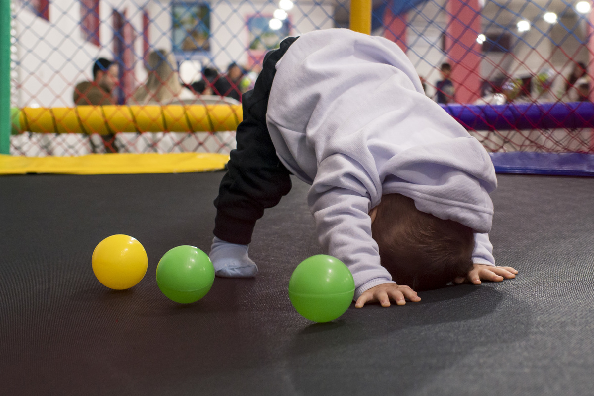 festa de aniversário infantil, criança brincando na cama elástica, fotógrafa Claudia Wallauer