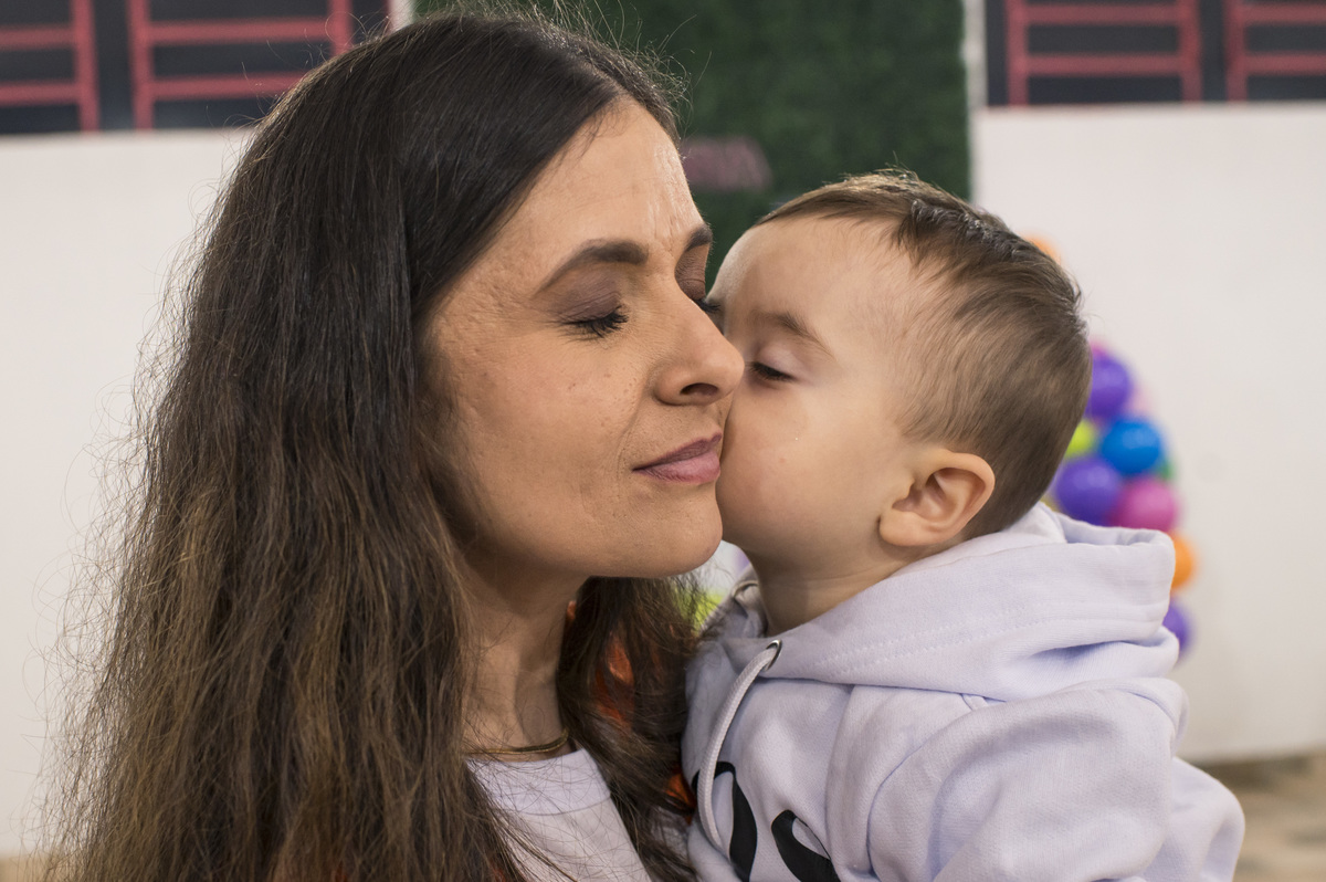festa infantil, criança dando um beijinho carinhoso na mãe, fotógrafa Claudia Wallauer