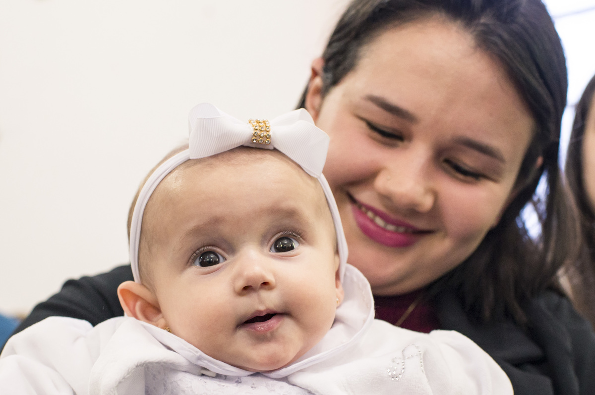 Fotos de batizado, criança no colo da mãe
