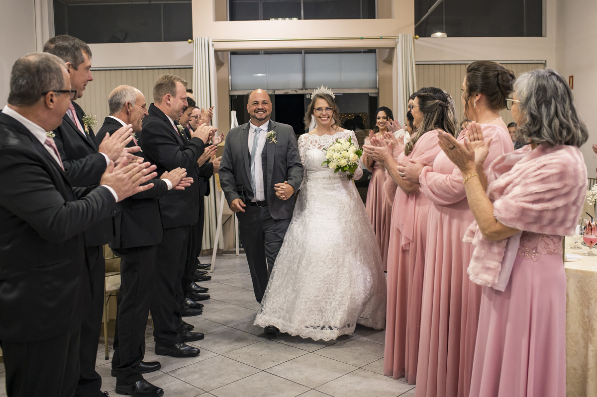 Foto de casamento, noivos chegando à festa de casamento na Poliana Festas