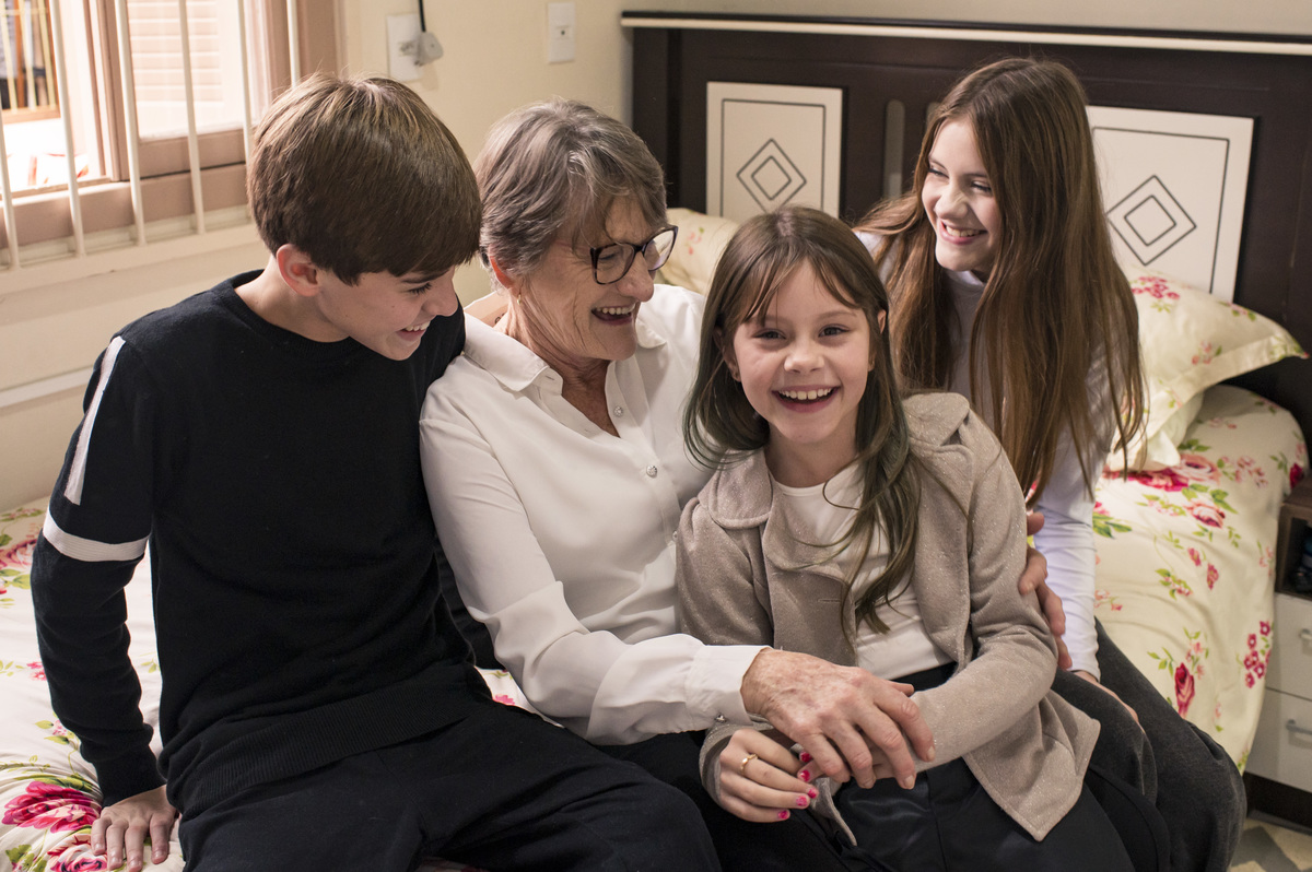 Ensaio na casa a avó, netos na cama da avó