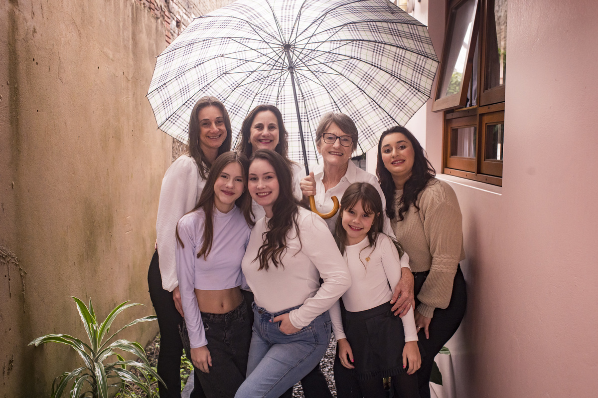 Ensaio na casa da avó, filhas e netas com guarda-chuva