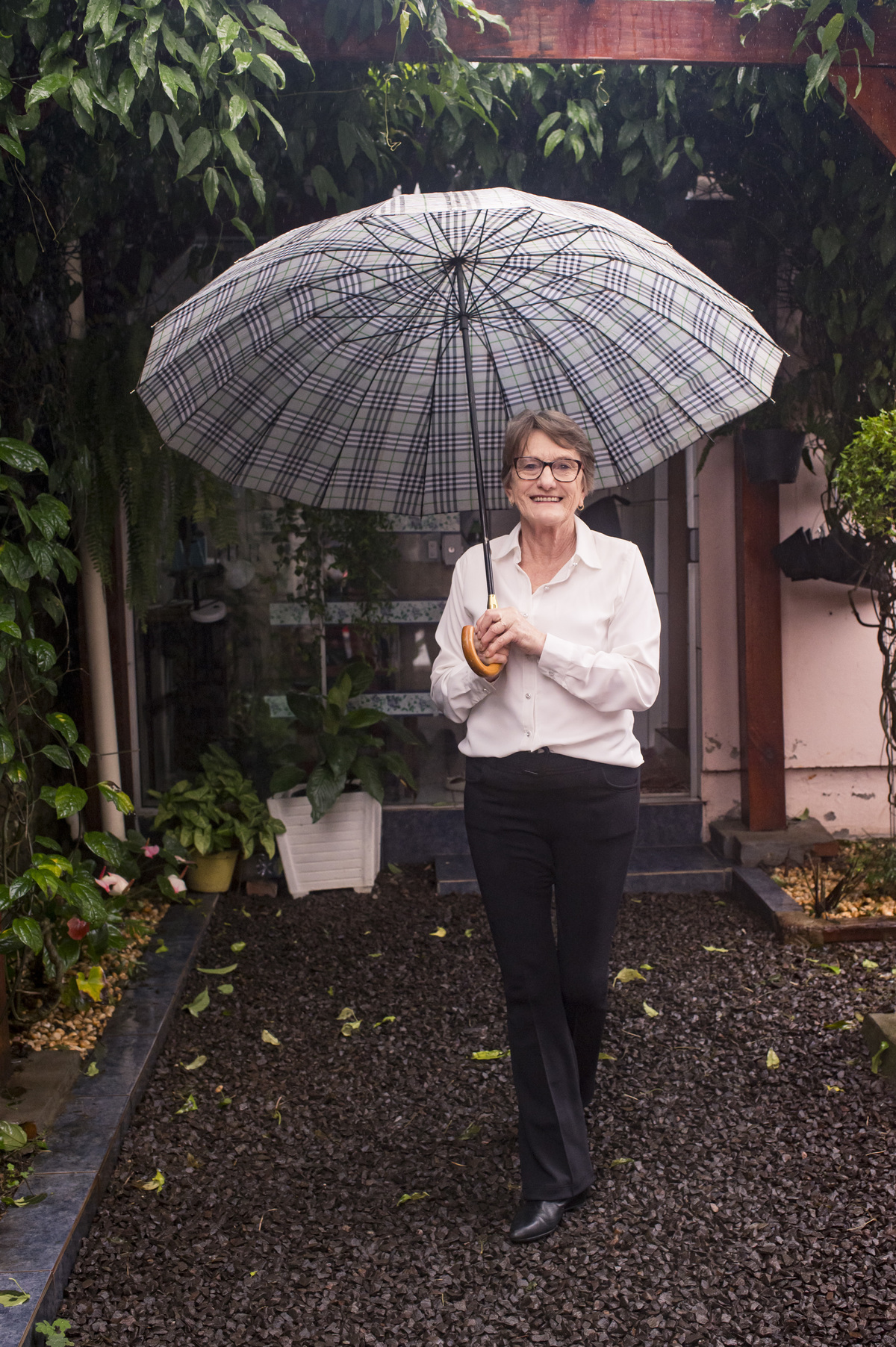 Ensaio na casa a avó, avó desfilando na chuva com guarda-chuva
