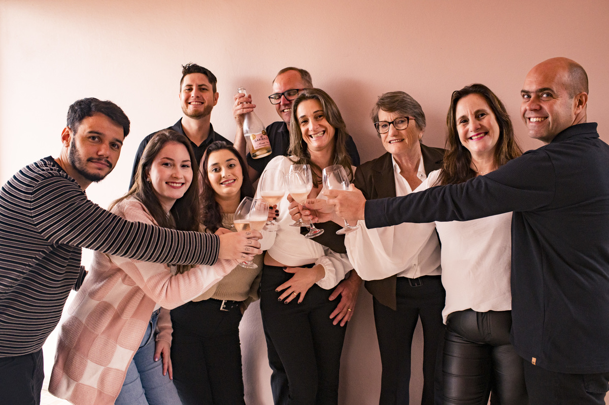 Ensaio em casa, família reunida brindando