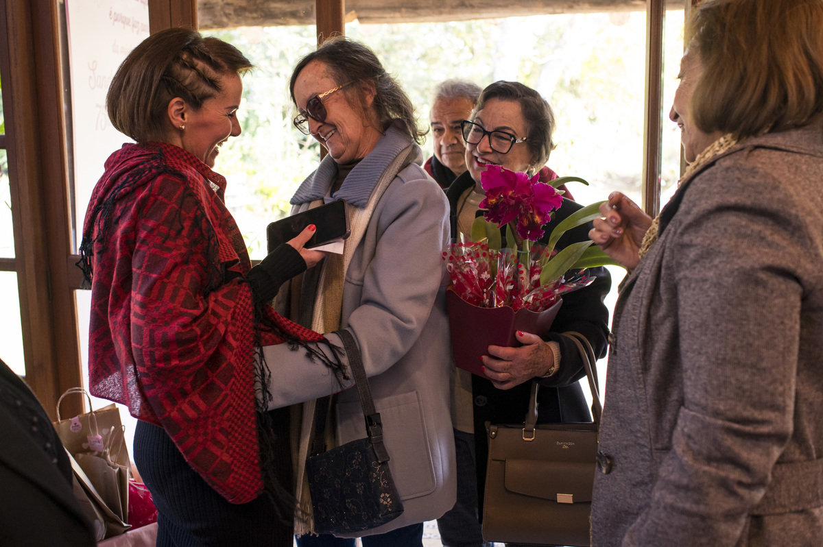 Festa surpresa de aniversário de 75 anos, convidados chegando à festa