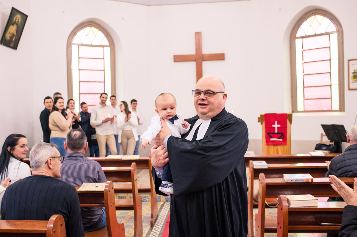 bebê  batizado no colo do pastor na igreja da comunidade evangélica de campo do meio