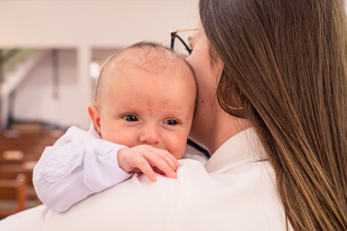 bebê no colo da mãe no dia do seu batizado na igreja da comunidade evangélica de Campo do meio
