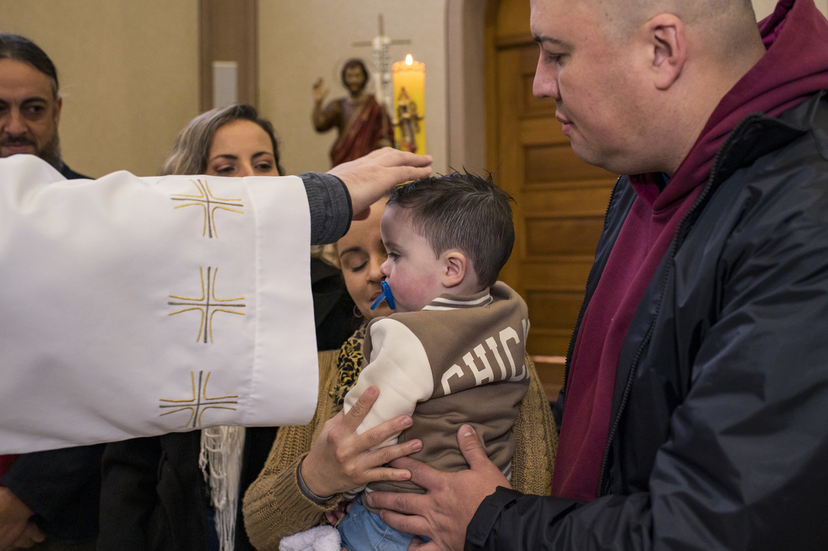 criança sendo abençoada no batizado na Catedral São João Batista em Montenegro RS