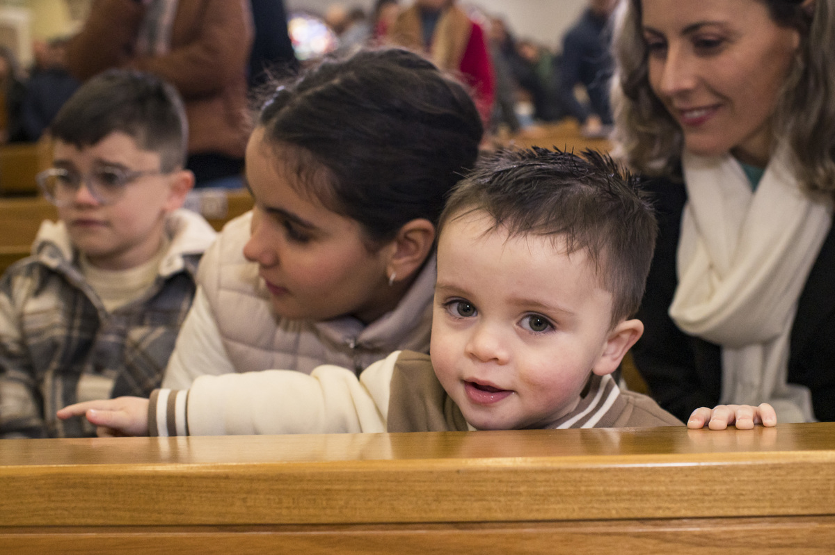 criança com cara de sapeca no batizado na Catedral São João Batista em Montenegro RS