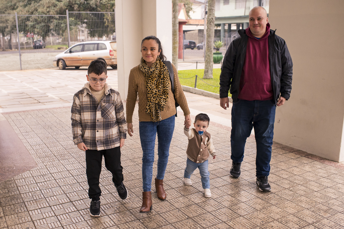 família chegando ao batizado na Catedral São João Batista em Montenegro RS